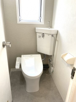 落ち着いた色調のトイレです