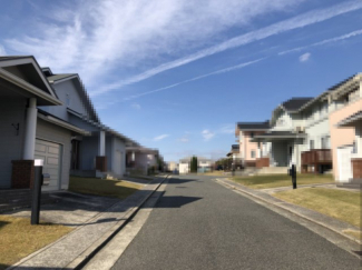 【前面道路含む現地写真】