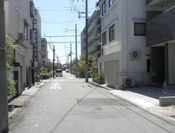 【前面道路含む現地写真】