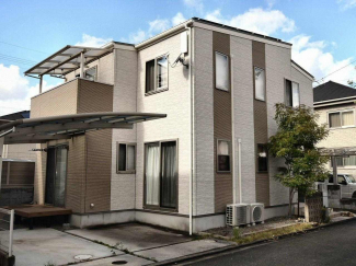 外観を南東側より撮影。2012年築のオール電化住宅。