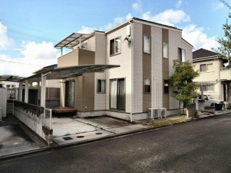 外観全景。南側に駐車場を設けており、陽当りが良好です。