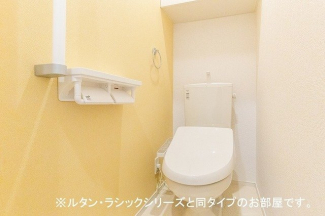 落ち着いた色調のトイレです