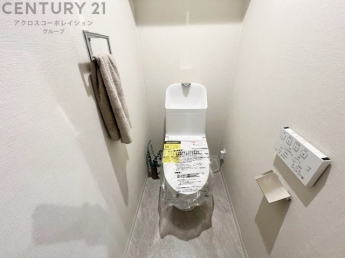 温水洗浄便座付トイレは温水洗浄機能により、暖かい水でおしりを洗浄することができ、冷たい水を使う従来の便座に比べ、温水洗浄機能で暖かいトイレを提供し、快適な使用を可能にします。