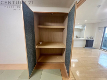 押入れは季節の衣類、寝具などを収納できます。伝統的な美しさと実用性が融合し、収納物を保護する調湿・換気効果があります。使い方によっては書類や小物なども効果的に整理でき空間を有効活用できます。