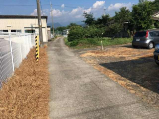 北側の進入路。曲がり角を右へ