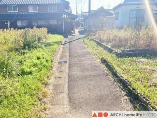 西側前面道路の様子。