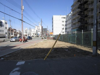 今里筋に面しています。西側約３０ｍ×南側約４ｍ道路の南西角地