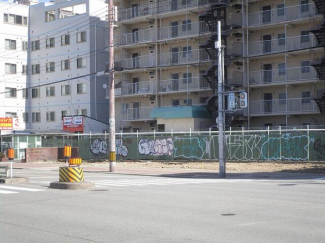 今里筋に面しています。西側約３０ｍ×南側約４ｍ道路の南西角地