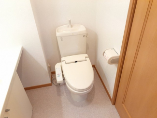 落ち着いた色調のトイレです