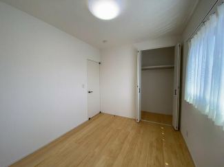 洋室：２Ｆ各部屋に収納スペース有り
