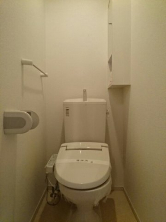 落ち着いた色調のトイレです