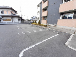 車をお持ちの方に嬉しい駐車場付きの物件です