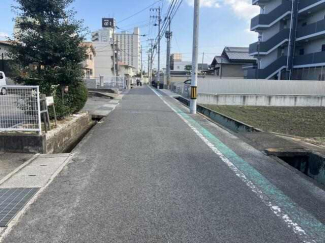 前面道路　写真撮影年月：２０２４年１２月