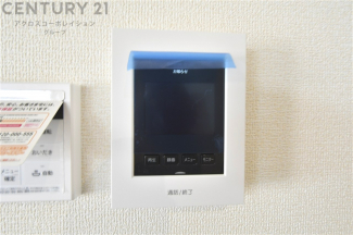 訪問者が来たときにテレビ画面で確認できるため、安心してドアを開けられます。録画機能があるものもあり、留守中に来訪者を記録しておくことができます。利便性が高く、セキュリティ面でも安心です