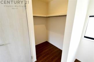 収納力が高く洋服や小物を整理しやすく、更衣室のように使え、部屋がすっきり保てます。収納の配置を自由に調整でき、換気性が良く防湿・防虫対策も可能。快適で機能的な生活空間を実現できます♪