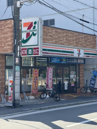 セブンイレブン梅田スカイビル東店まで289m