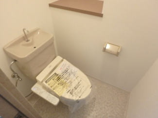 落ち着いた色調のトイレです