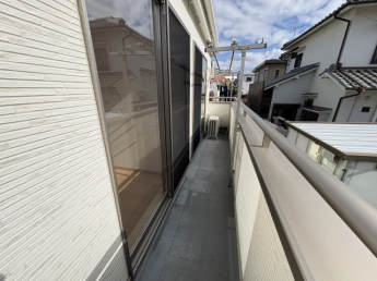 南側ベランダは陽当たりが良く、洗濯家事が捗ります♪