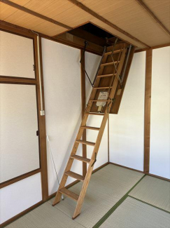 ２階東和室、屋根裏収納出入口