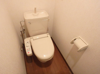 落ち着いた色調のトイレです