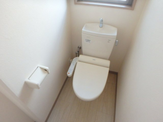 落ち着いた色調のトイレです