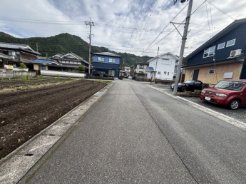 【前面道路含む現地写真】