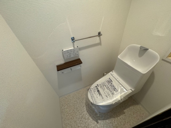 新品でコンパクトで使いやすいトイレです