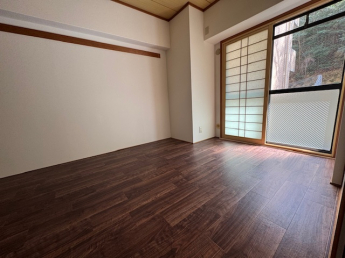 落ち着いた色調の洋室です