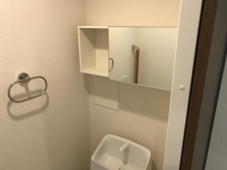 トイレ上部には収納あり