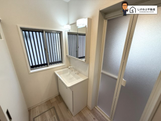 大きな三面鏡付きの洗面台で毎日の身だしなみもばっちりですね。