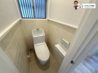 窓付きのトイレスペース。採光もあり明るく、快適空間となっております。毎日使う場所だからこその配慮です。