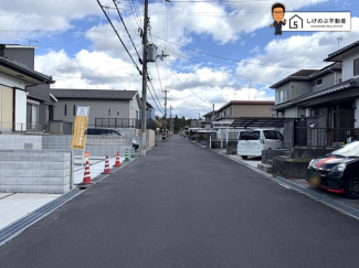前面道路は約6.7ｍの広さがございます。車庫入れもスムーズに行えます。