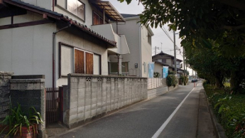 この道をまっすぐ進むと2分でマクドナルド播州大橋店です