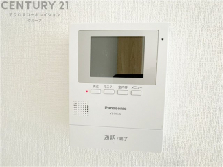 訪問者が来たときにテレビ画面で確認できるため、安心してドアを開けられます。録画機能があるものもあり、留守中に来訪者を記録しておくことができます。利便性が高く、セキュリティ面でも安心です。