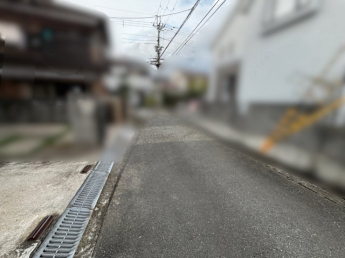 東側は隣地の駐車場に付き採光通風良好