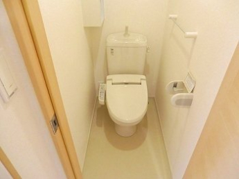 落ち着いた色調のトイレです