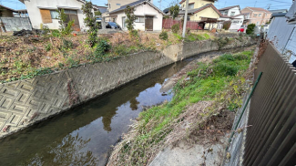 物件東側に川があります。