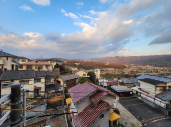 遠くまで見渡せ、山が見える癒しの眺望です