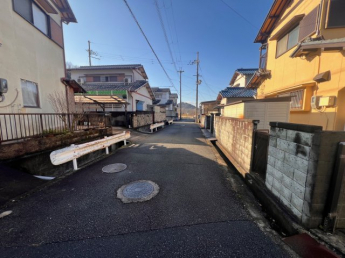 【前面道路含む現地写真】