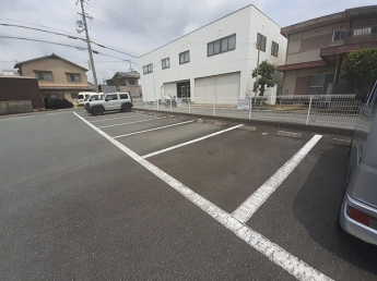 車をお持ちの方に嬉しい駐車場付きの物件です