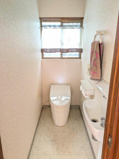 大きな窓、洗面付き　清潔感のあるトイレです