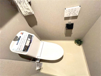 温水洗浄便座付トイレは温水洗浄機能により、暖かい水でおしりを洗浄することができ、冷たい水を使う従来の便座に比べ、温水洗浄機能で暖かいトイレを提供し、快適な使用を可能にします。