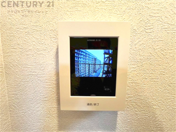 訪問者が来たときにテレビ画面で確認できるため、安心してドアを開けられます。録画機能があるものもあり、留守中に来訪者を記録しておくことができます。利便性が高く、セキュリティ面でも安心です