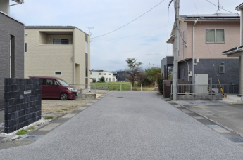 【前面道路含む現地写真】