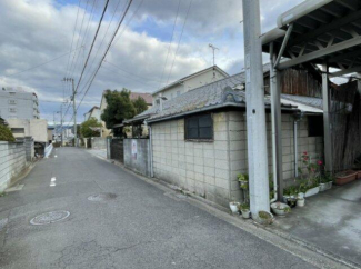 西側から前面道路含む現地写真