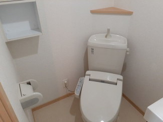 落ち着いた色調のトイレです