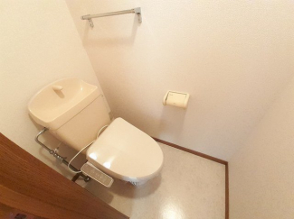 落ち着いた色調のトイレです