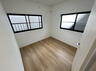 落ち着いた色調の洋室です