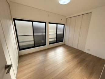 コンパクトで使いやすい洋室です