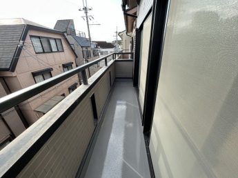 暖かな日差しのふりそそぐバルコニー